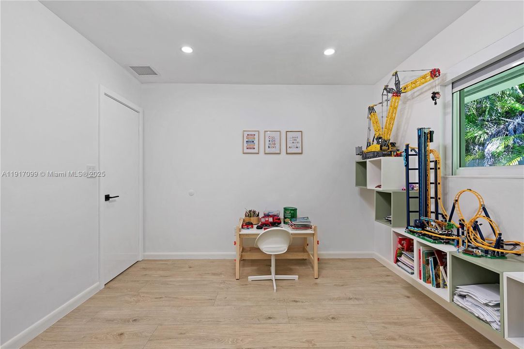 En Venta: $1,595,000 (4 camas, 3 baños, 2651 Pies cuadrados)