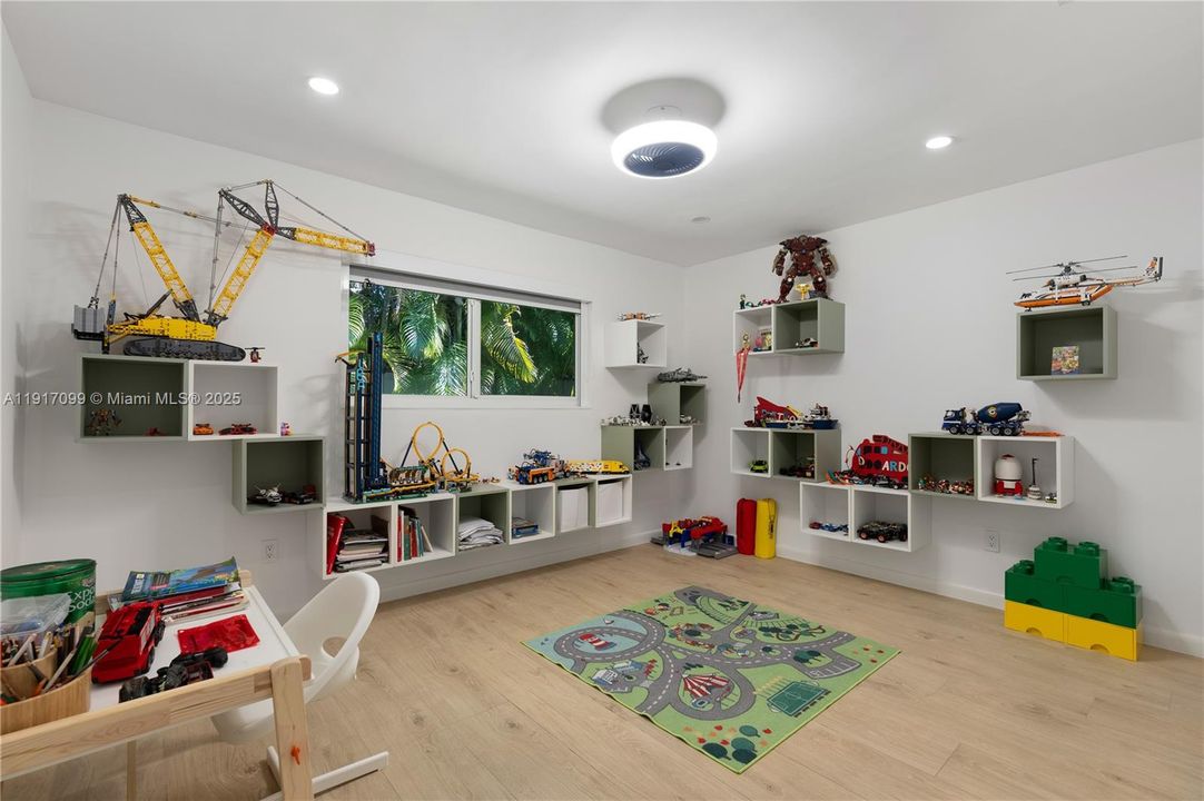 En Venta: $1,595,000 (4 camas, 3 baños, 2651 Pies cuadrados)