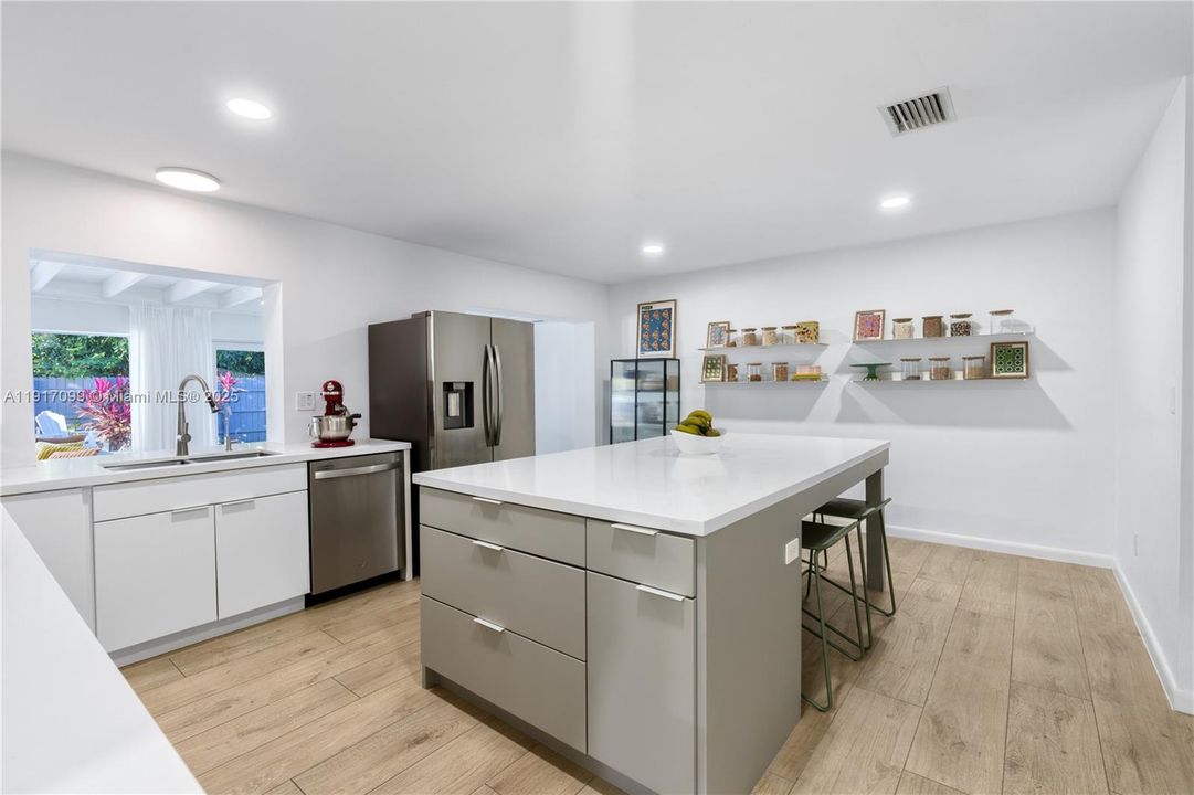 En Venta: $1,595,000 (4 camas, 3 baños, 2651 Pies cuadrados)