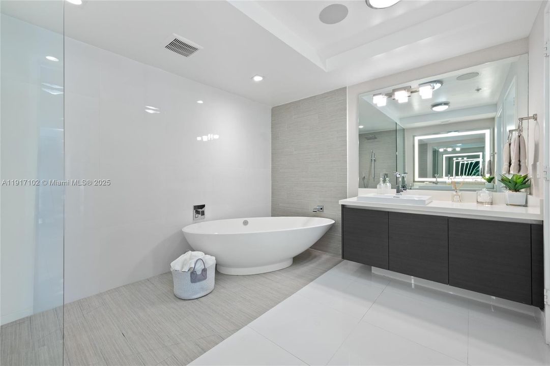 For Sale: $1,595,000 (3 beds, 3 baths, 1892 Square Feet)