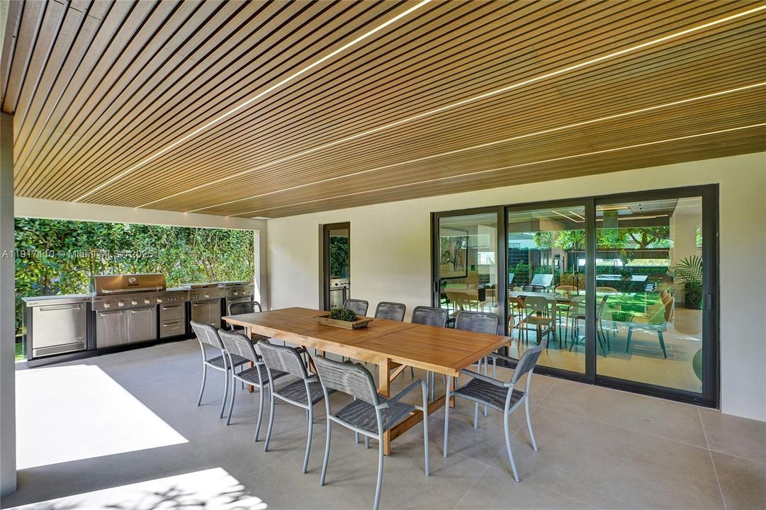 合同活跃: $1,900,000 (3 贝兹, 3 浴室, 2189 平方英尺)