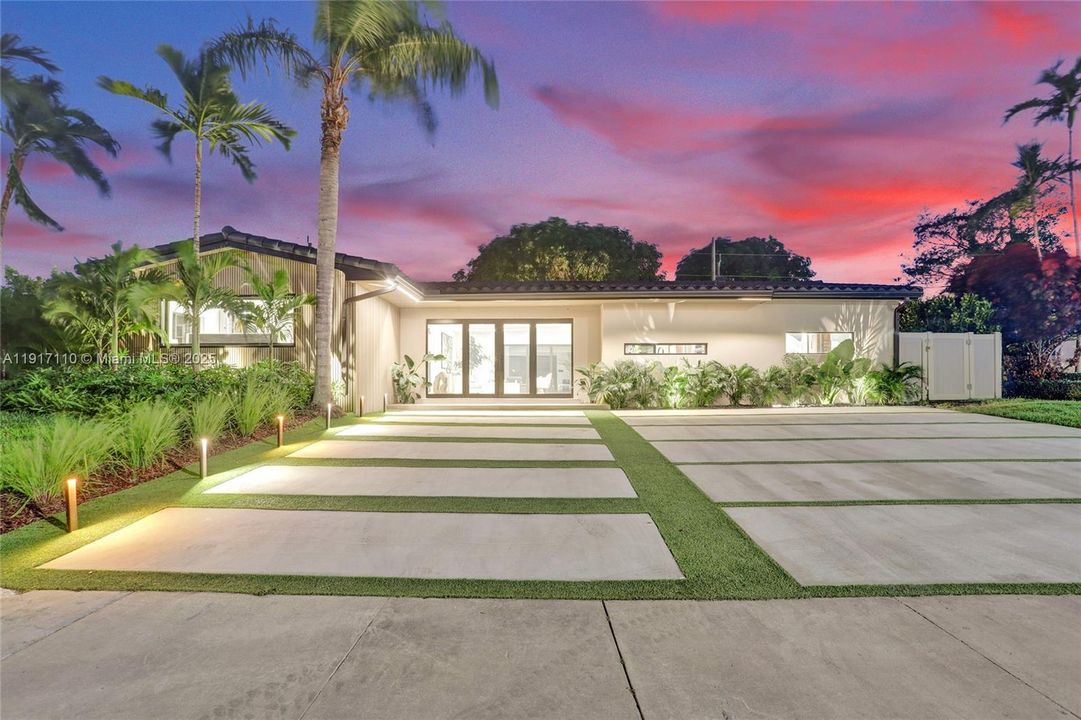 合同活跃: $1,900,000 (3 贝兹, 3 浴室, 2189 平方英尺)