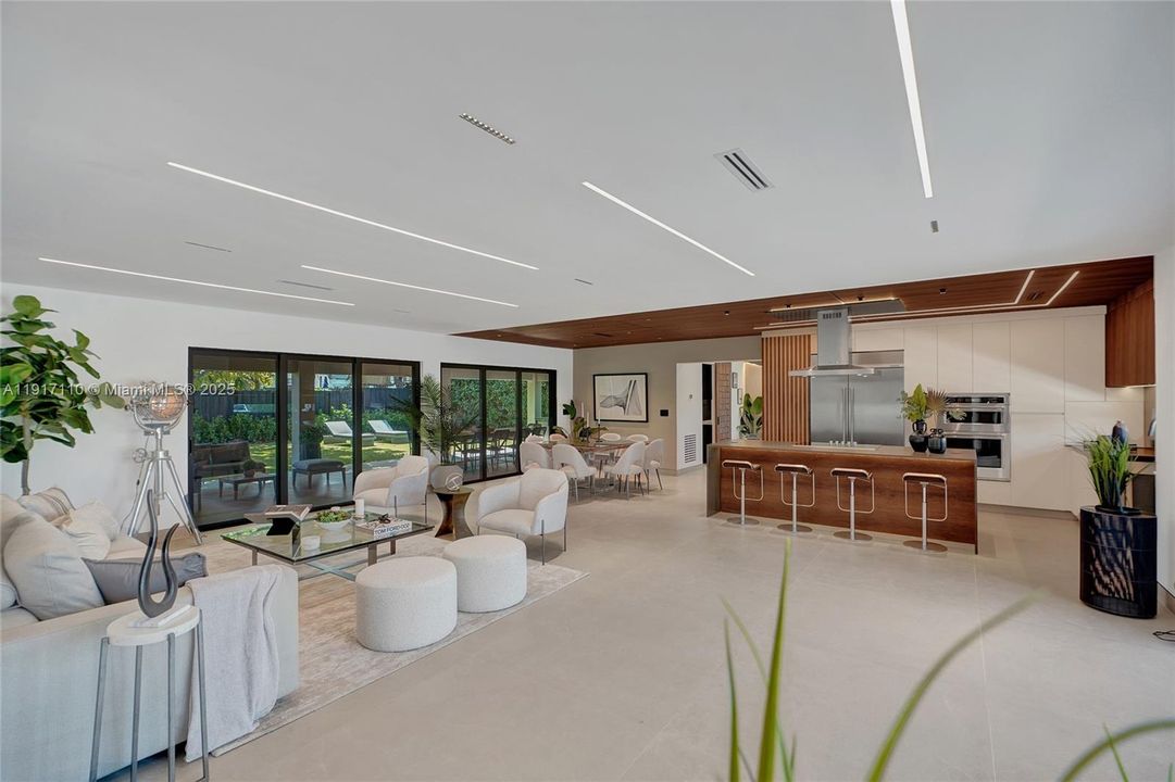 合同活跃: $1,900,000 (3 贝兹, 3 浴室, 2189 平方英尺)