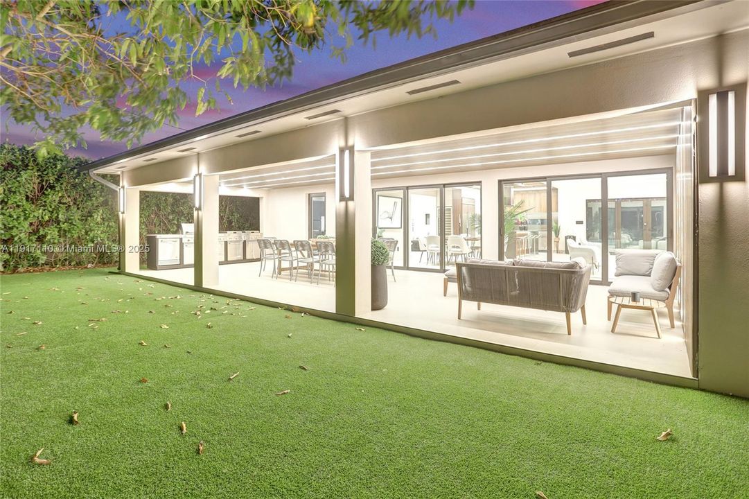 合同活跃: $1,900,000 (3 贝兹, 3 浴室, 2189 平方英尺)