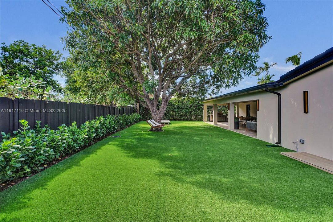 合同活跃: $1,900,000 (3 贝兹, 3 浴室, 2189 平方英尺)