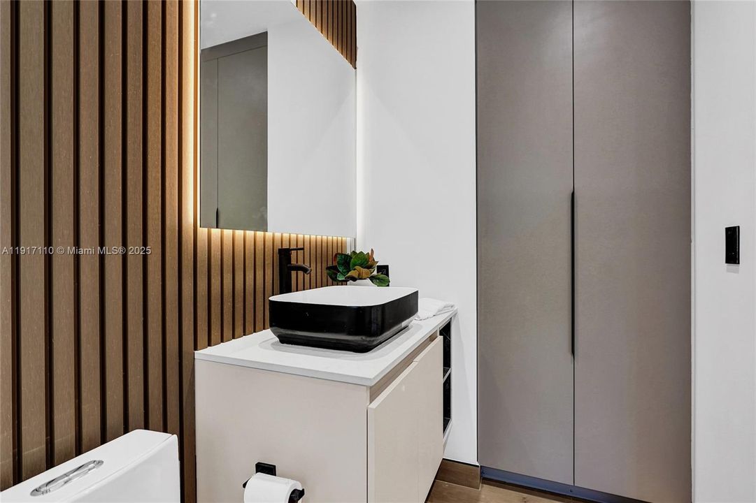 合同活跃: $1,900,000 (3 贝兹, 3 浴室, 2189 平方英尺)