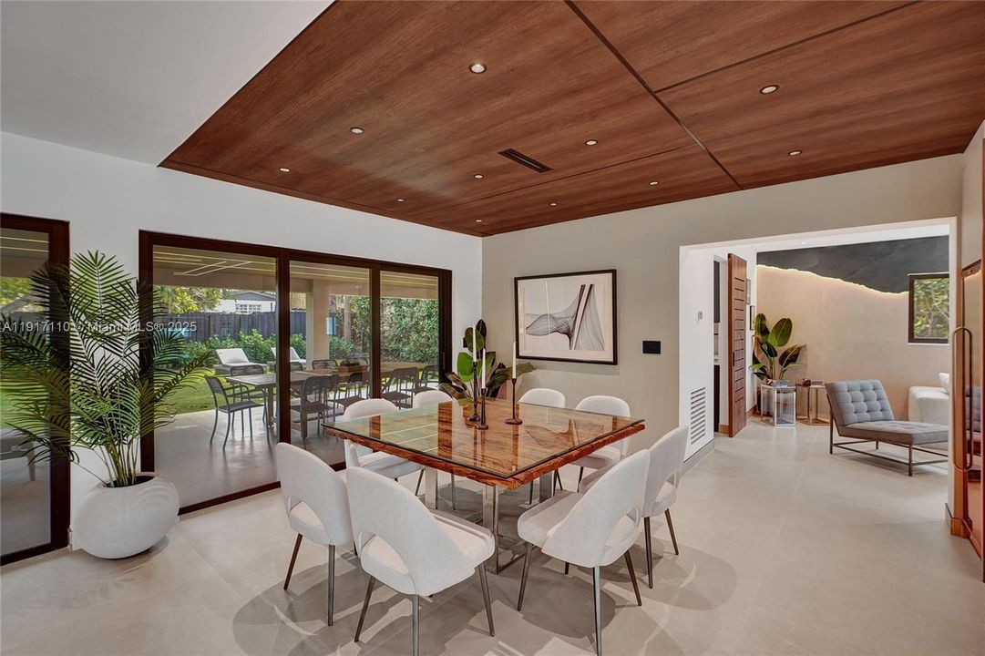 合同活跃: $1,900,000 (3 贝兹, 3 浴室, 2189 平方英尺)