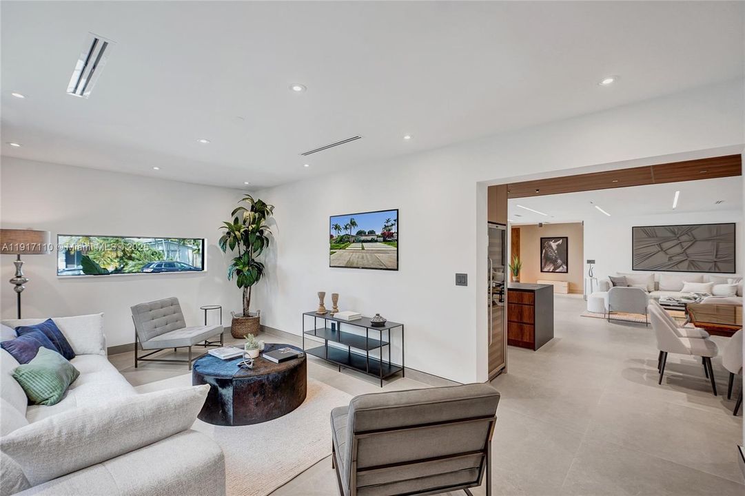 合同活跃: $1,900,000 (3 贝兹, 3 浴室, 2189 平方英尺)