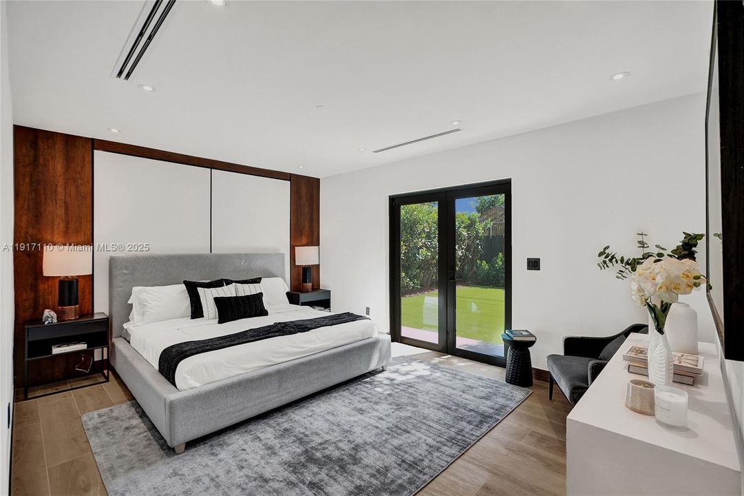 合同活跃: $1,900,000 (3 贝兹, 3 浴室, 2189 平方英尺)