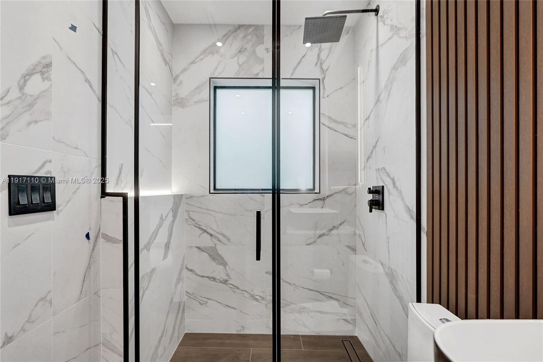 合同活跃: $1,900,000 (3 贝兹, 3 浴室, 2189 平方英尺)