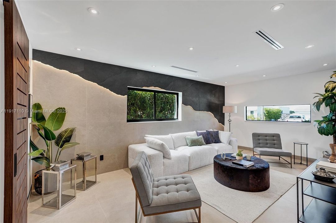 合同活跃: $1,900,000 (3 贝兹, 3 浴室, 2189 平方英尺)