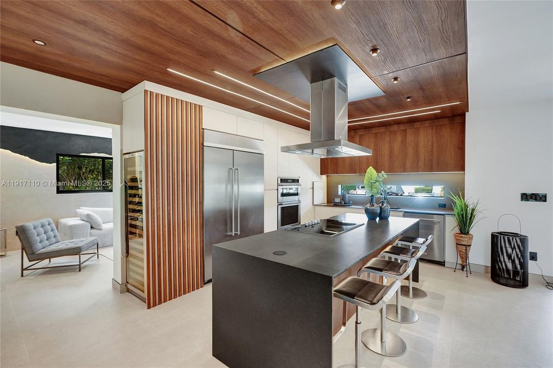 合同活跃: $1,900,000 (3 贝兹, 3 浴室, 2189 平方英尺)