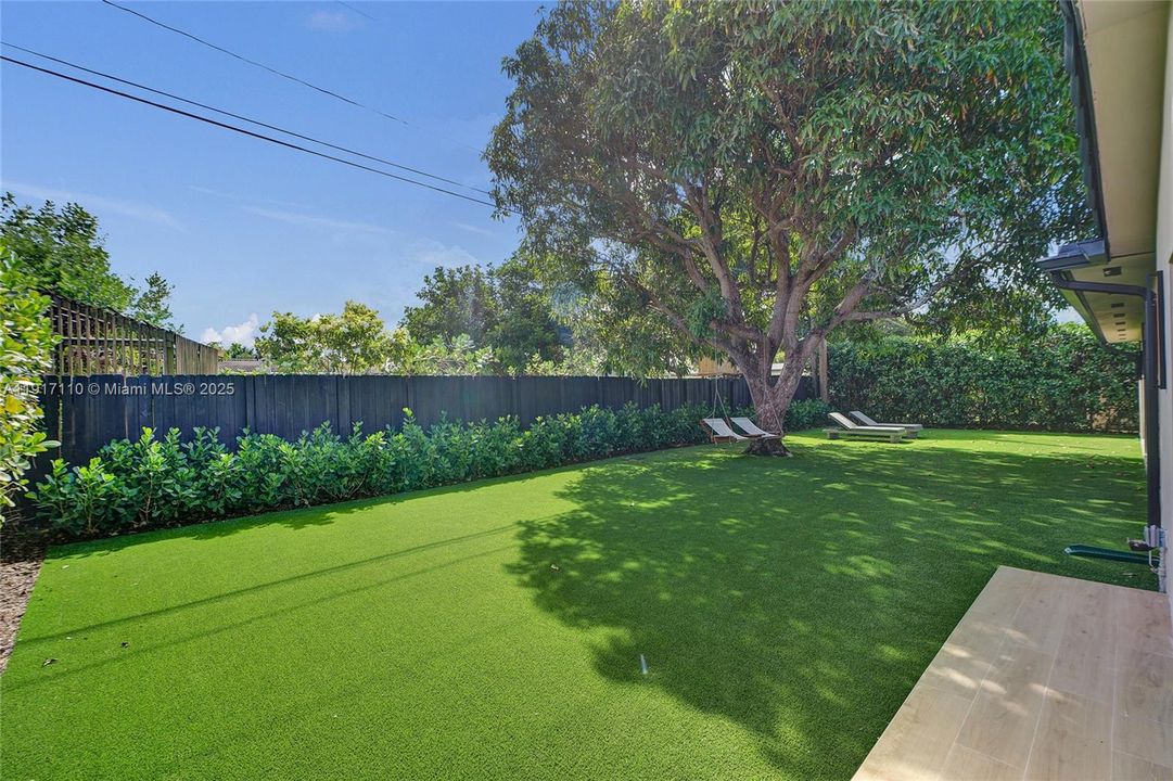 合同活跃: $1,900,000 (3 贝兹, 3 浴室, 2189 平方英尺)