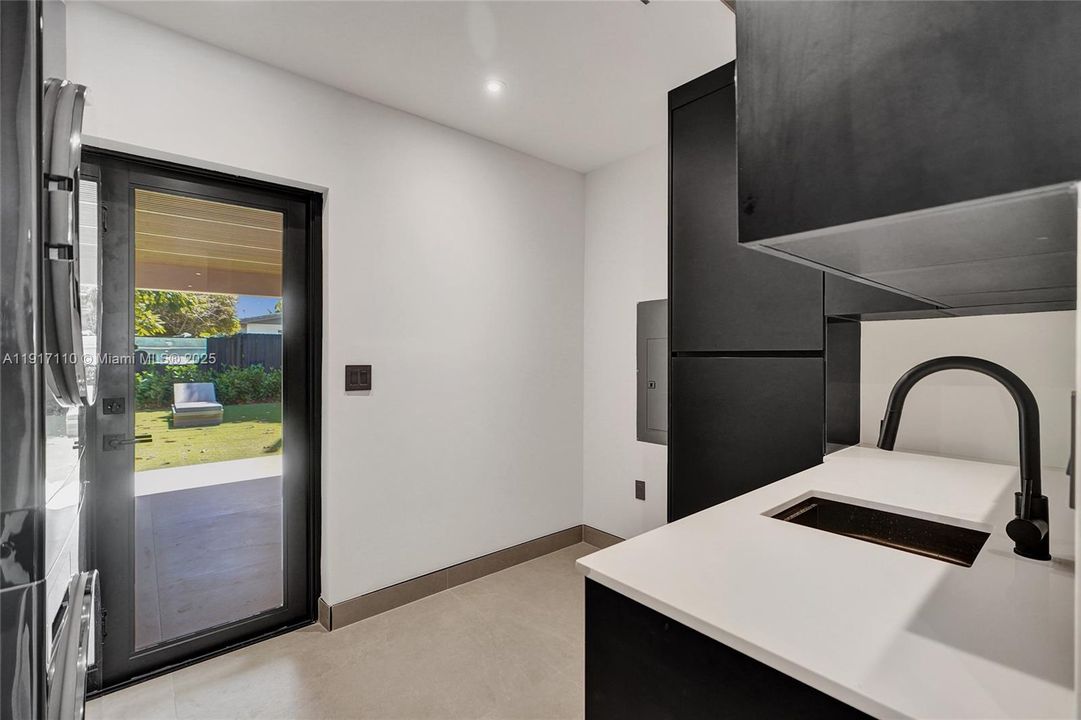 合同活跃: $1,900,000 (3 贝兹, 3 浴室, 2189 平方英尺)