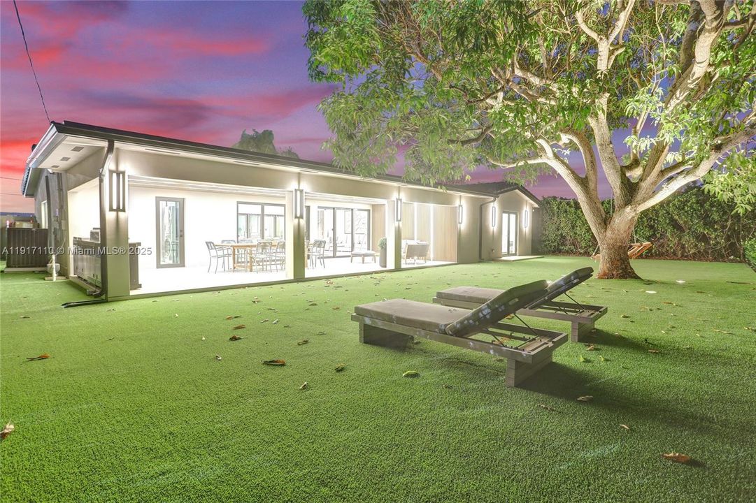 合同活跃: $1,900,000 (3 贝兹, 3 浴室, 2189 平方英尺)