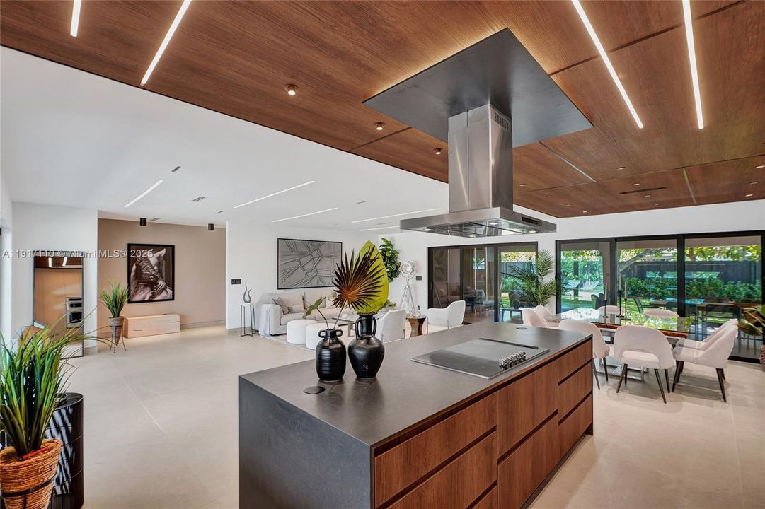 合同活跃: $1,900,000 (3 贝兹, 3 浴室, 2189 平方英尺)