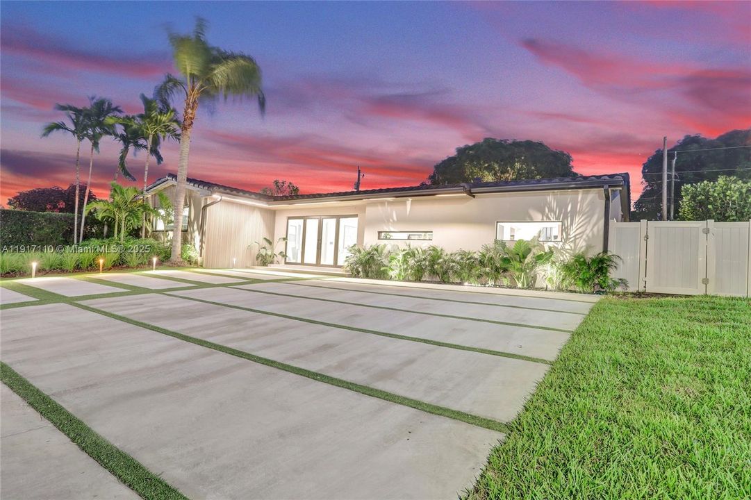 合同活跃: $1,900,000 (3 贝兹, 3 浴室, 2189 平方英尺)