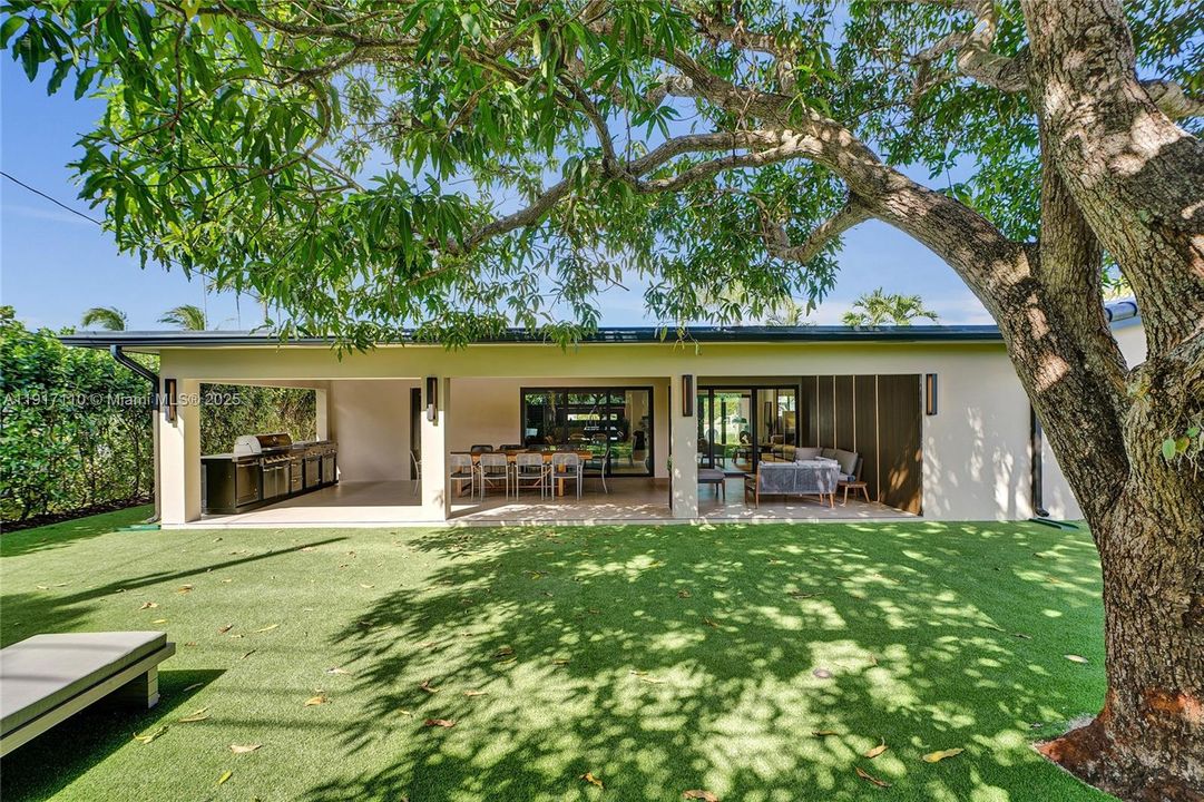 合同活跃: $1,900,000 (3 贝兹, 3 浴室, 2189 平方英尺)