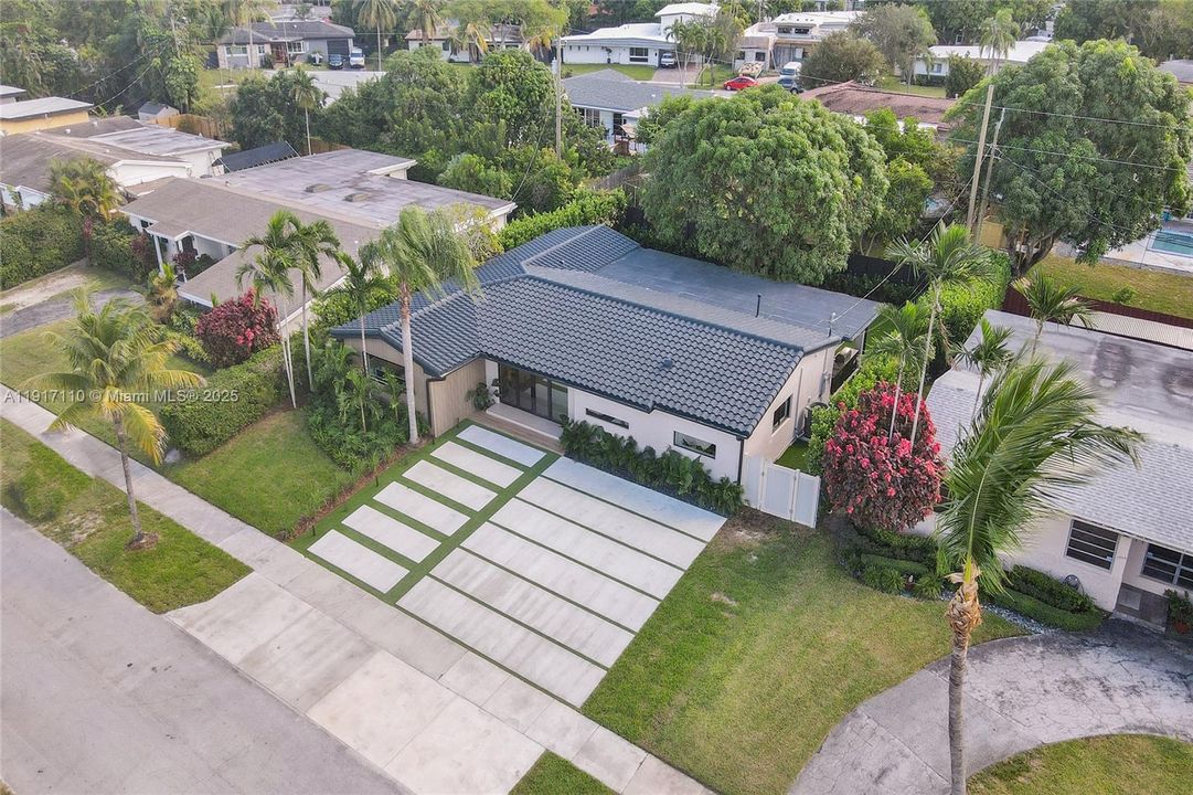 合同活跃: $1,900,000 (3 贝兹, 3 浴室, 2189 平方英尺)