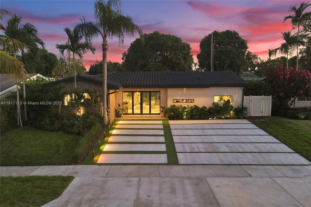 合同活跃: $1,900,000 (3 贝兹, 3 浴室, 2189 平方英尺)