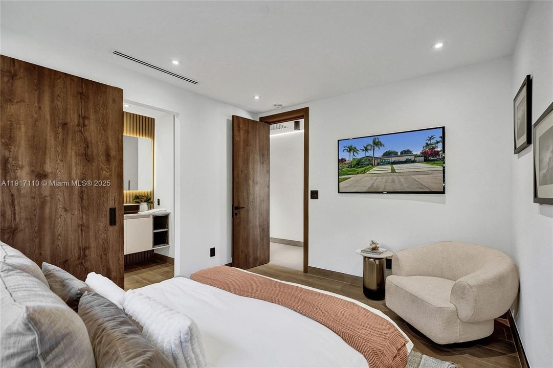 合同活跃: $1,900,000 (3 贝兹, 3 浴室, 2189 平方英尺)