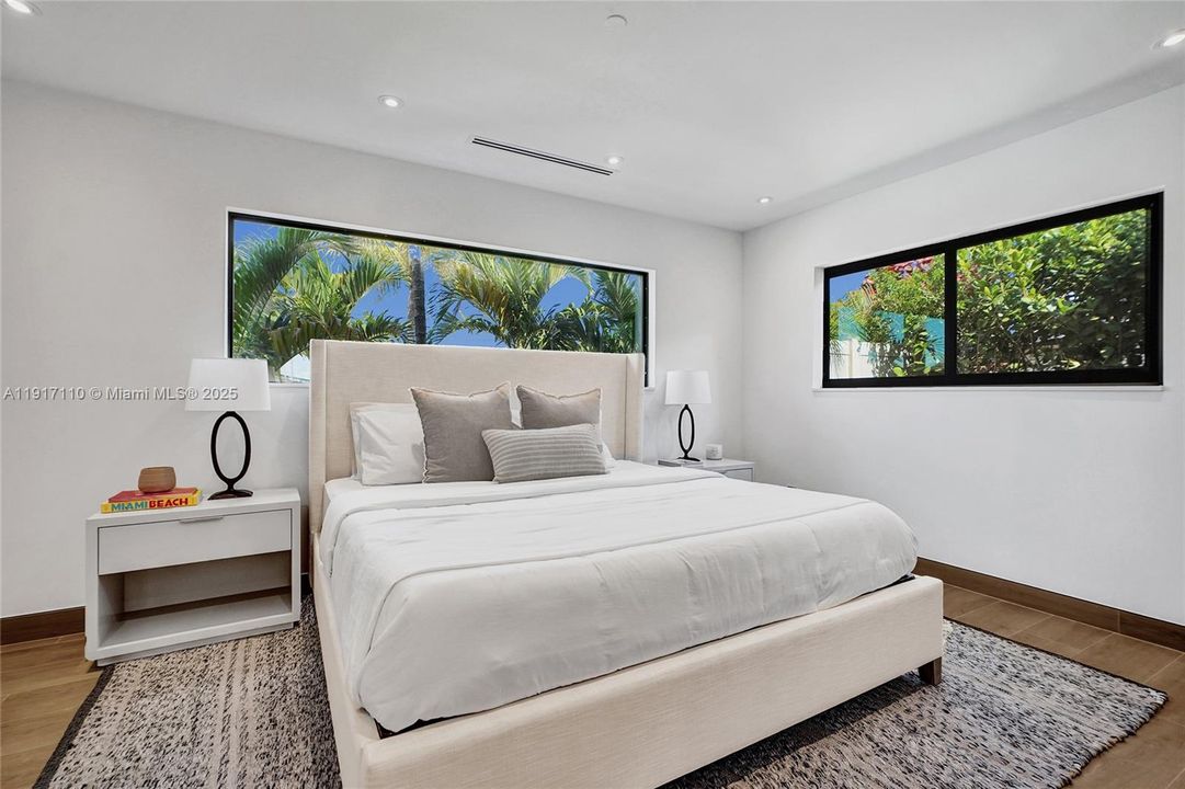 合同活跃: $1,900,000 (3 贝兹, 3 浴室, 2189 平方英尺)