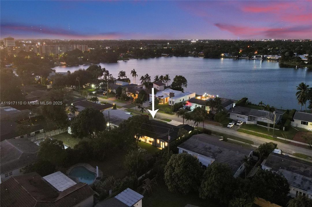 合同活跃: $1,900,000 (3 贝兹, 3 浴室, 2189 平方英尺)