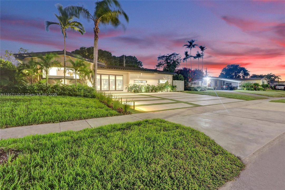 合同活跃: $1,900,000 (3 贝兹, 3 浴室, 2189 平方英尺)