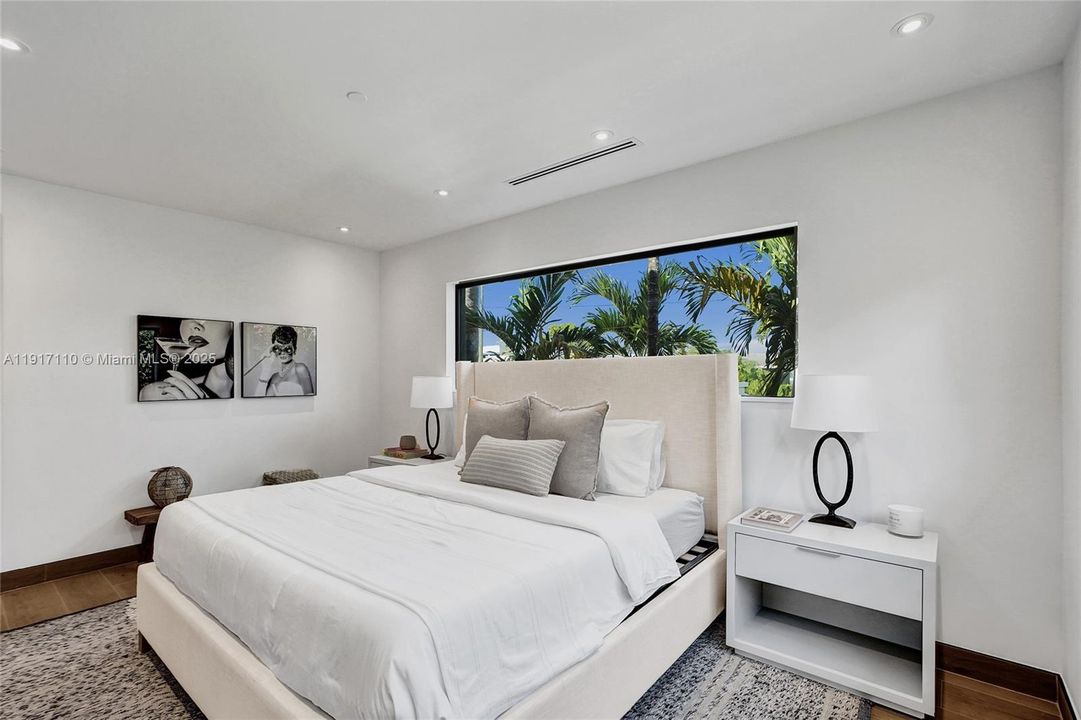 合同活跃: $1,900,000 (3 贝兹, 3 浴室, 2189 平方英尺)