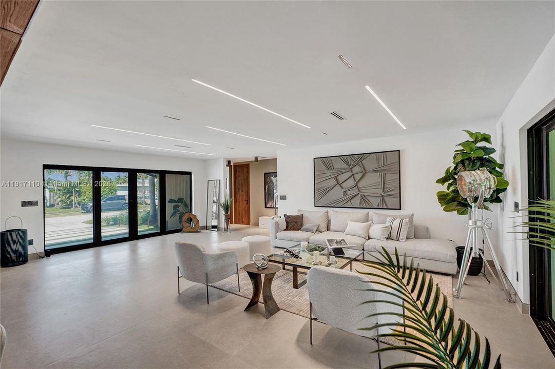 合同活跃: $1,900,000 (3 贝兹, 3 浴室, 2189 平方英尺)