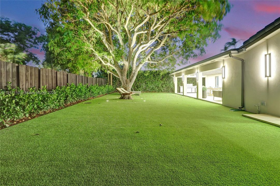 合同活跃: $1,900,000 (3 贝兹, 3 浴室, 2189 平方英尺)