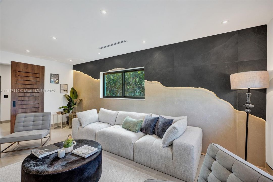 合同活跃: $1,900,000 (3 贝兹, 3 浴室, 2189 平方英尺)