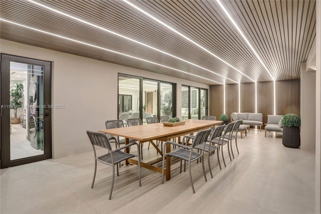 合同活跃: $1,900,000 (3 贝兹, 3 浴室, 2189 平方英尺)