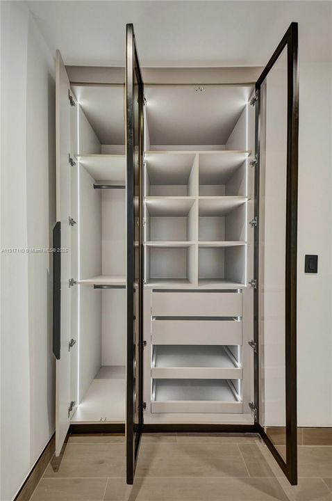 合同活跃: $1,900,000 (3 贝兹, 3 浴室, 2189 平方英尺)