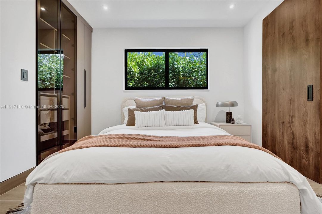 合同活跃: $1,900,000 (3 贝兹, 3 浴室, 2189 平方英尺)