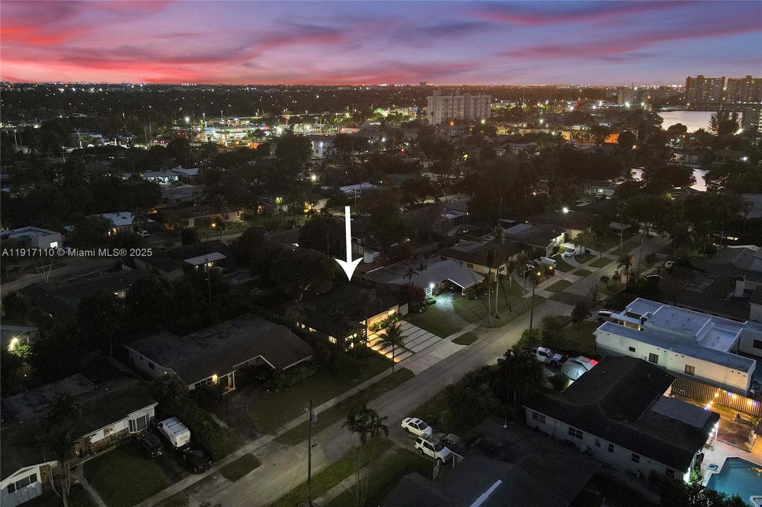 合同活跃: $1,900,000 (3 贝兹, 3 浴室, 2189 平方英尺)