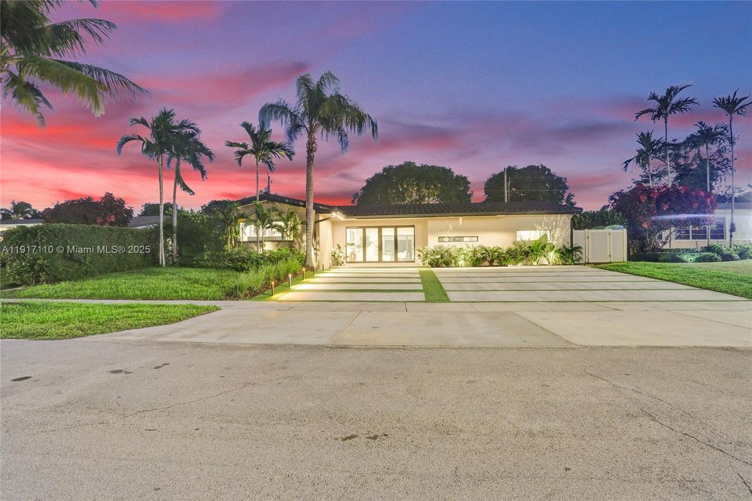 合同活跃: $1,900,000 (3 贝兹, 3 浴室, 2189 平方英尺)