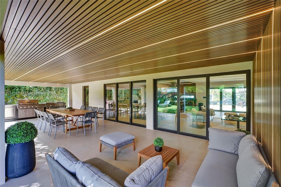 合同活跃: $1,900,000 (3 贝兹, 3 浴室, 2189 平方英尺)