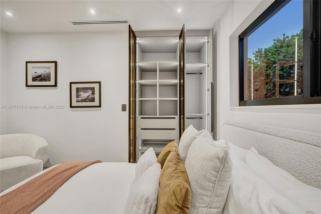 合同活跃: $1,900,000 (3 贝兹, 3 浴室, 2189 平方英尺)