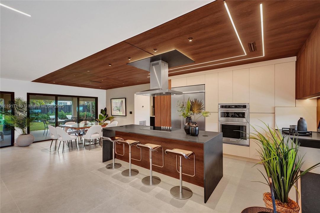 合同活跃: $1,900,000 (3 贝兹, 3 浴室, 2189 平方英尺)