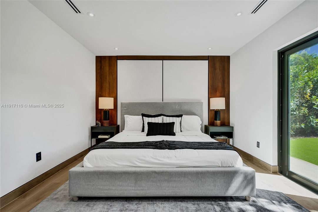 合同活跃: $1,900,000 (3 贝兹, 3 浴室, 2189 平方英尺)