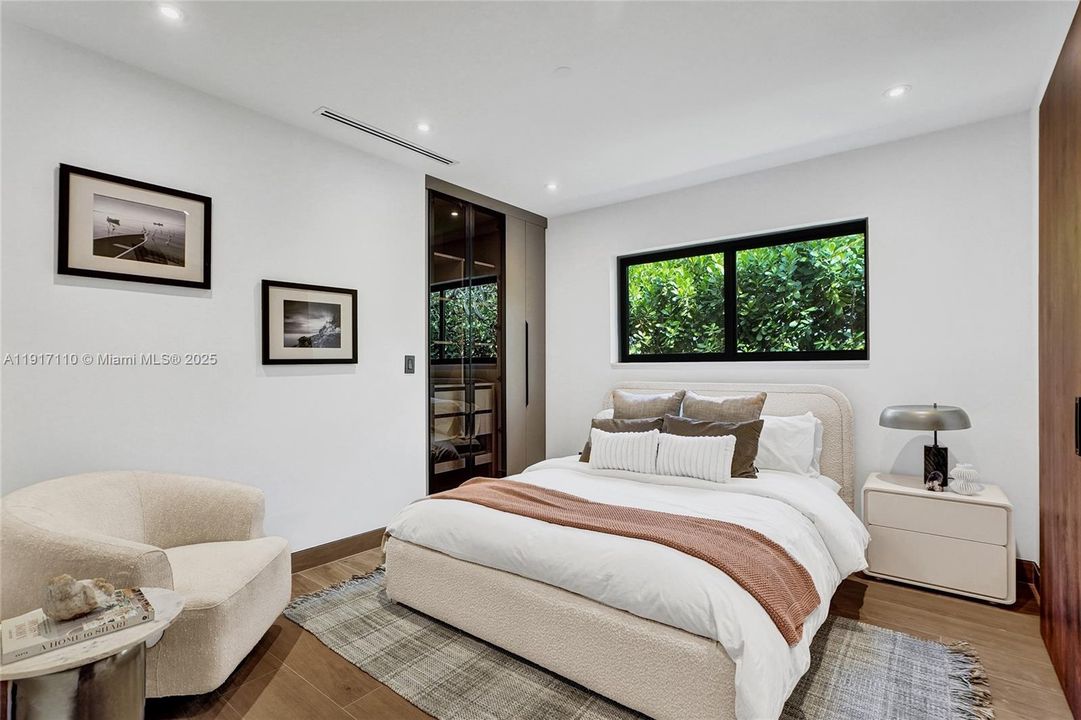 合同活跃: $1,900,000 (3 贝兹, 3 浴室, 2189 平方英尺)