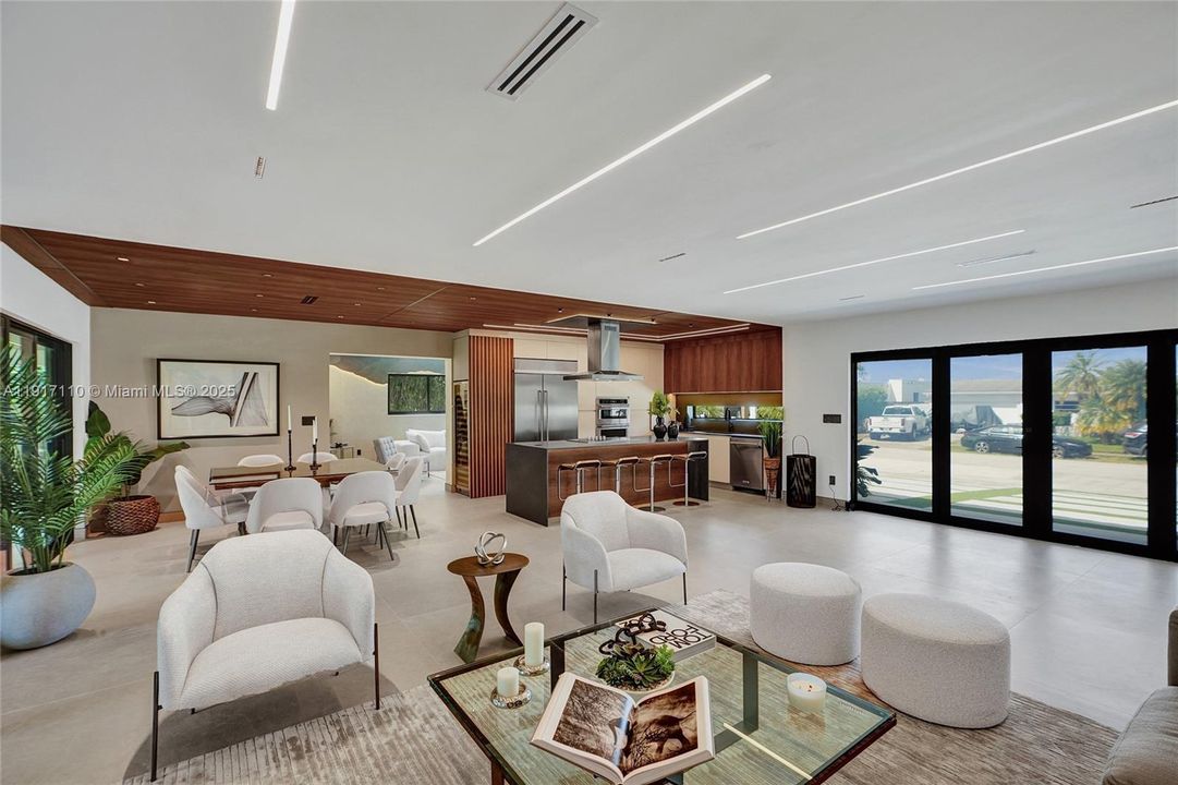 合同活跃: $1,900,000 (3 贝兹, 3 浴室, 2189 平方英尺)