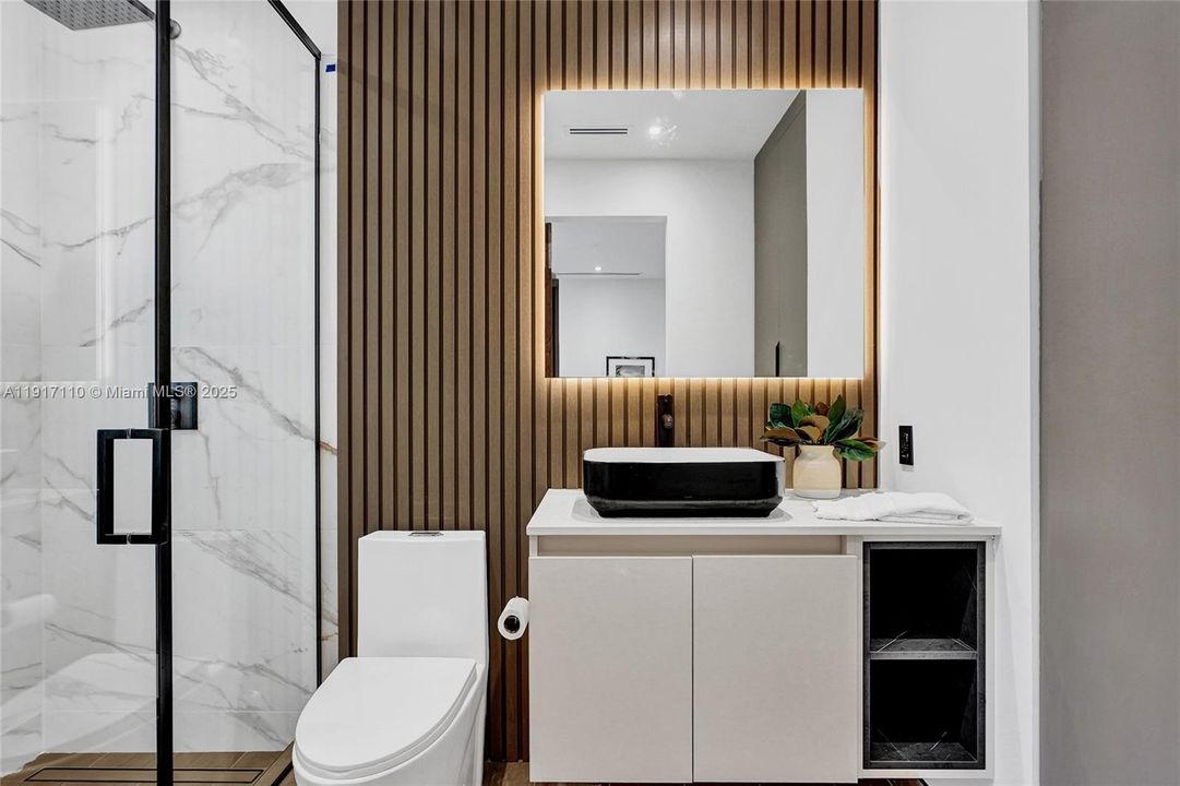 合同活跃: $1,900,000 (3 贝兹, 3 浴室, 2189 平方英尺)