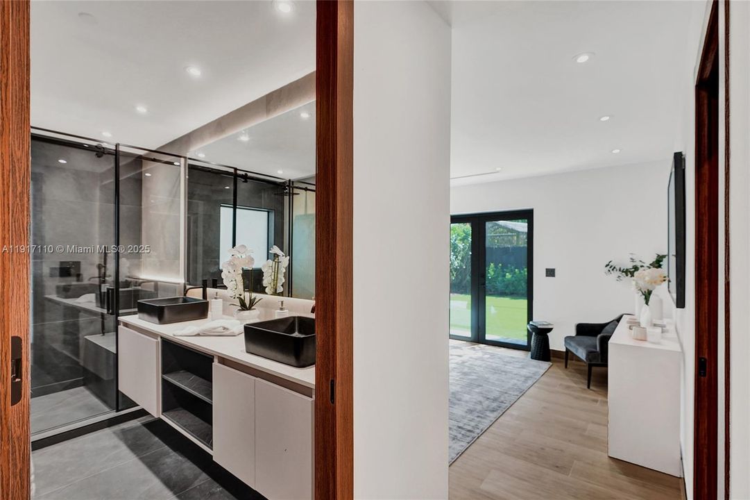 合同活跃: $1,900,000 (3 贝兹, 3 浴室, 2189 平方英尺)