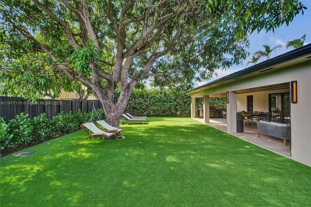 合同活跃: $1,900,000 (3 贝兹, 3 浴室, 2189 平方英尺)