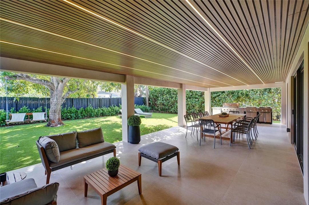 合同活跃: $1,900,000 (3 贝兹, 3 浴室, 2189 平方英尺)