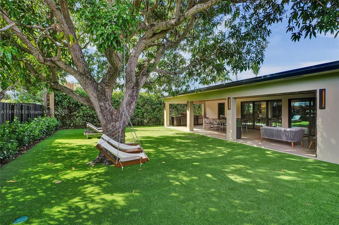 合同活跃: $1,900,000 (3 贝兹, 3 浴室, 2189 平方英尺)