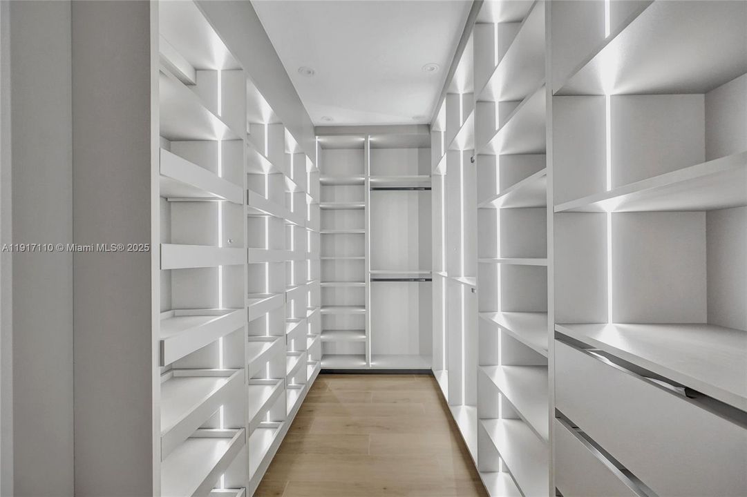 合同活跃: $1,900,000 (3 贝兹, 3 浴室, 2189 平方英尺)