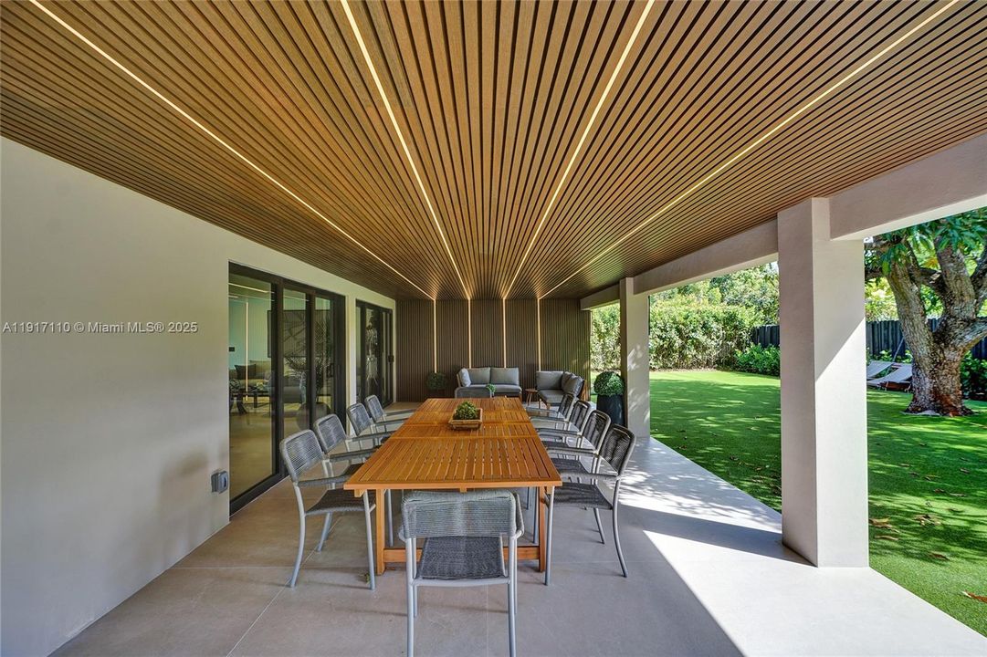 合同活跃: $1,900,000 (3 贝兹, 3 浴室, 2189 平方英尺)